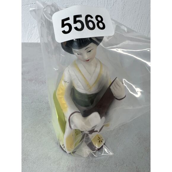 Vintage Decorative Japanese Geisha Girl Porcelain Figurine w/ Playing Instrument - Picture 9 of 9
